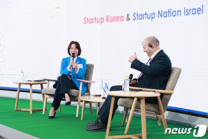 이영 중소벤처기업부 장관이 19일 서울 강남구 팁스타운에서 나프탈리 베네트 전 이스라엘 총리와 '스타트업 코리아&middot;스타트업 네이션 이스라엘(Startup Korea &amp; Startup Nation Israel)'을 주제로 대화를 나누고 있다./사진=중소벤처기업부