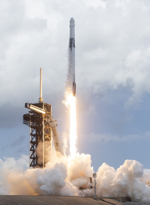  SpaceX 팰컨 9 로켓이 2025년 8월 1일 플로리다에 있는 NASA 케네디 우주 센터의 발사 단지 39A에서 이륙하고 있다. /AFPBBNews=뉴스1