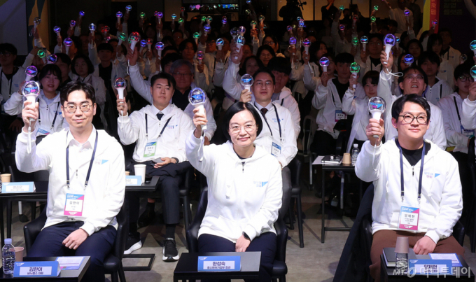 [서울=뉴시스]한성숙(가운데) 중소벤처기업부 장관이 25일 오후 서울 서초구 드림플러스 강남에서 열린 모두의 창업 발대식에서 참석자들과 기념촬영을 하고 있다. 2026.03.25.