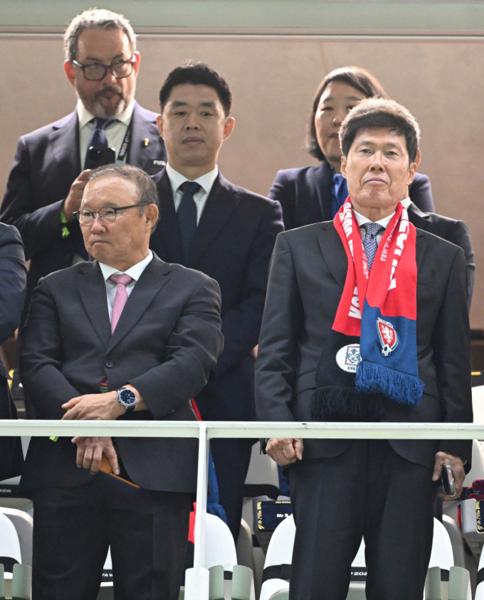 2026 북중미월드컵 A조 예선 대한민국-체코전이 12일(한국 시간) 멕시코 과달라하라 에스타디오 아크론에서 열렸다.  박항서 지원단장과 차범근 전 감독이 걍기 재시를 기다리고 있다. /사진=김진경 대기자